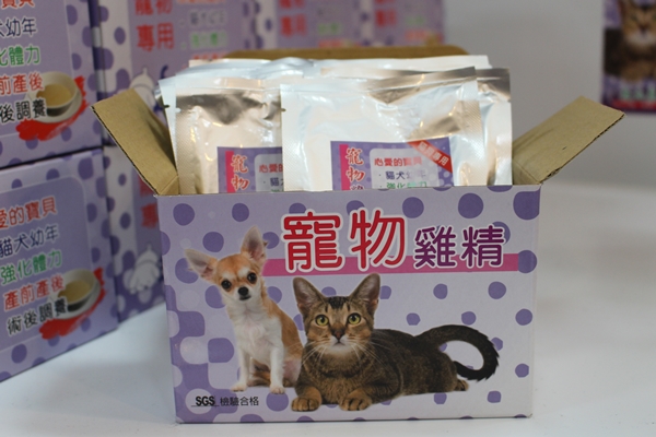 寵物雞精富含蛋白質，適合幼貓幼犬或產後、術後的毛孩。　江幸芸/攝