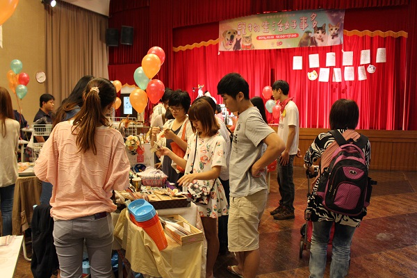 現場攤位吸引許多民眾，買東西還能做愛心！    江幸芸/攝