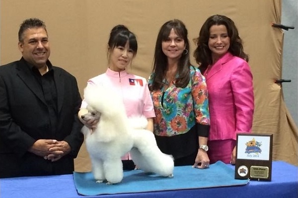 梁憶萍(左二)以白色貴賓拿下菁英賽第10名。 梁憶萍/提供