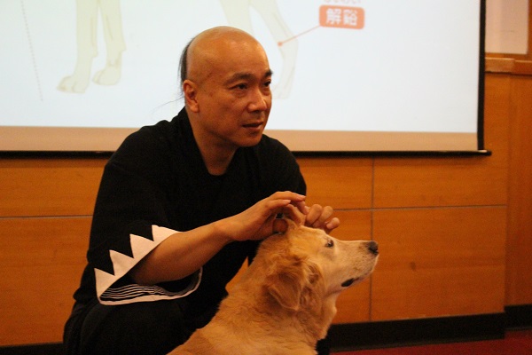 石野孝是日本寵物按摩大師。　江幸芸/攝