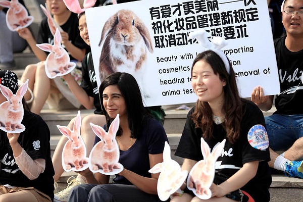 動保團體在中國慶祝取消一般化妝品的動物實驗規定。　國際人道協會/提供