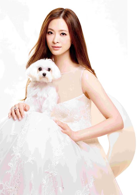 國標舞后劉真為蹦蹦跳代言，圖中的馬爾「妹妹」是繁殖場棄犬，現在有疼愛牠的主人。　蹦蹦跳寵物用品網/提供