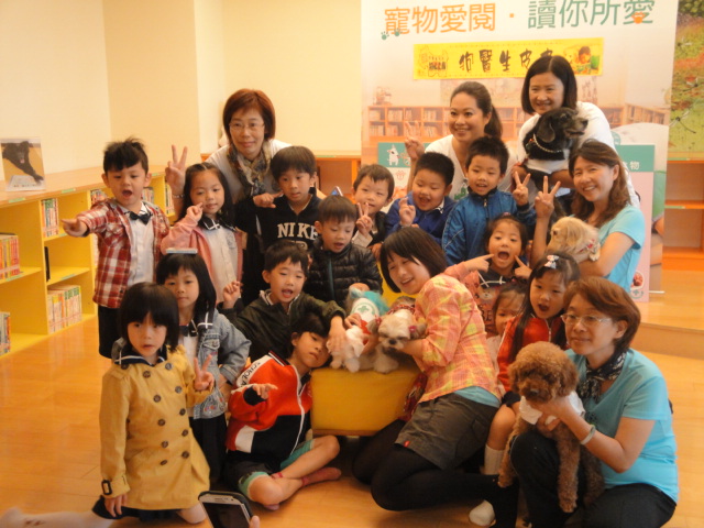 昨天早上的「圖書館寵物日」活動邀請到狗醫生協會「站台」。　新北市立圖書館新莊分館/提供