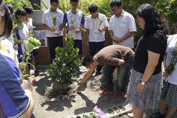 溪湖高中師生獻花,將小白安葬在福木樹下。 溪湖高中/提供