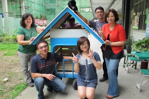 為了迎接超仁,大仁國中教職員幫牠做了狗屋。 大仁國中/提供