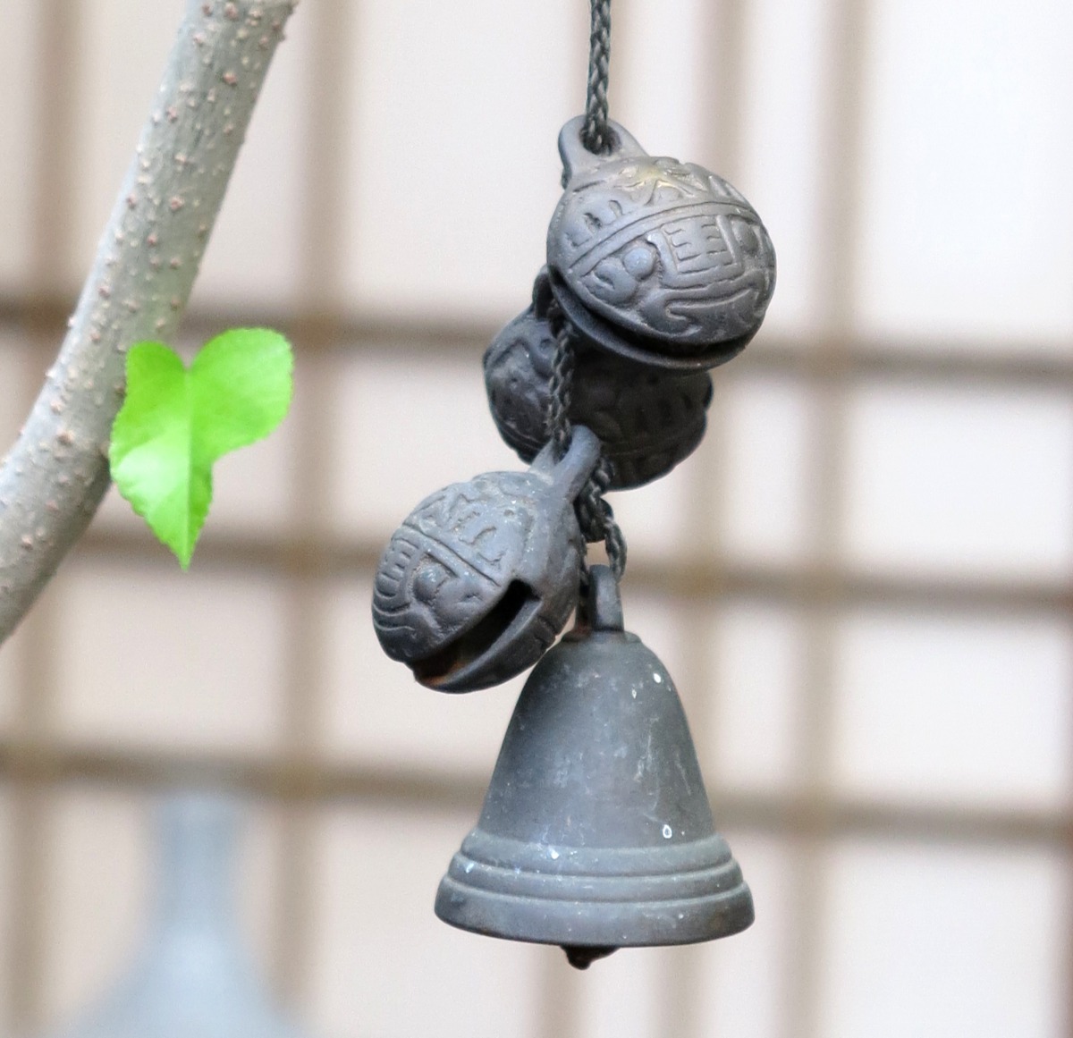 耕牛不再繫掛牛鈴卻也沒有淘汰，轉為家庭飾品。蕭士塔/攝