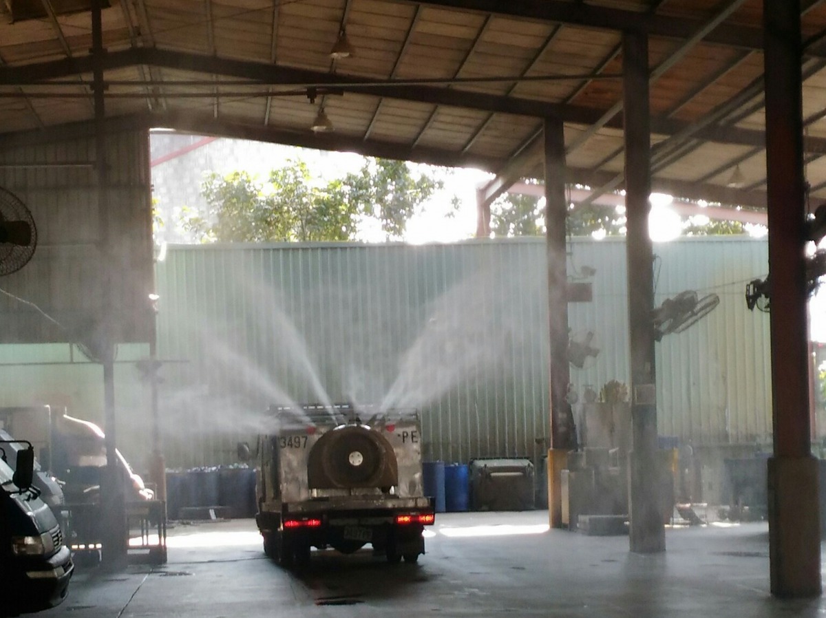 動保處派消毒車至新北禽屠宰場進行全場消毒。