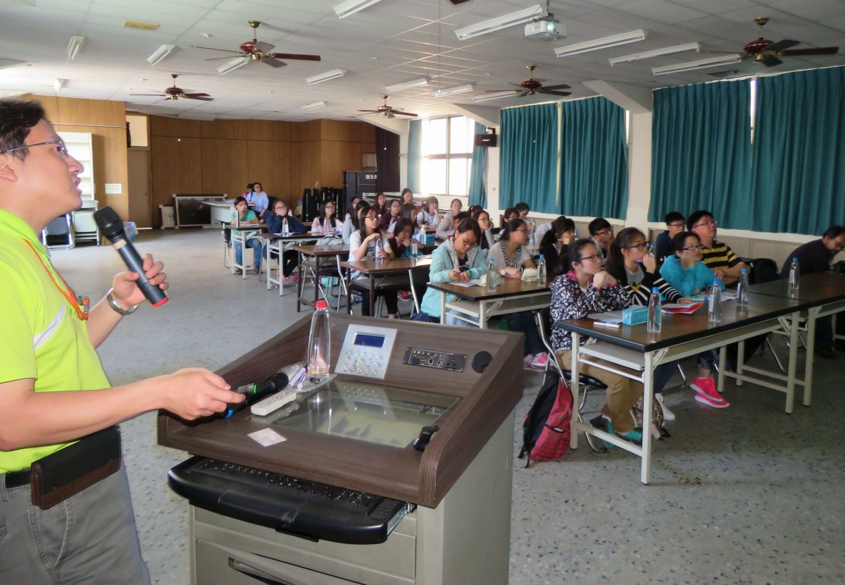 香港「新生命教育協會呂郭碧鳳中學」的生命教育課程選擇到台灣戶外教學，第一站來到台南市動保處。高維奇/攝