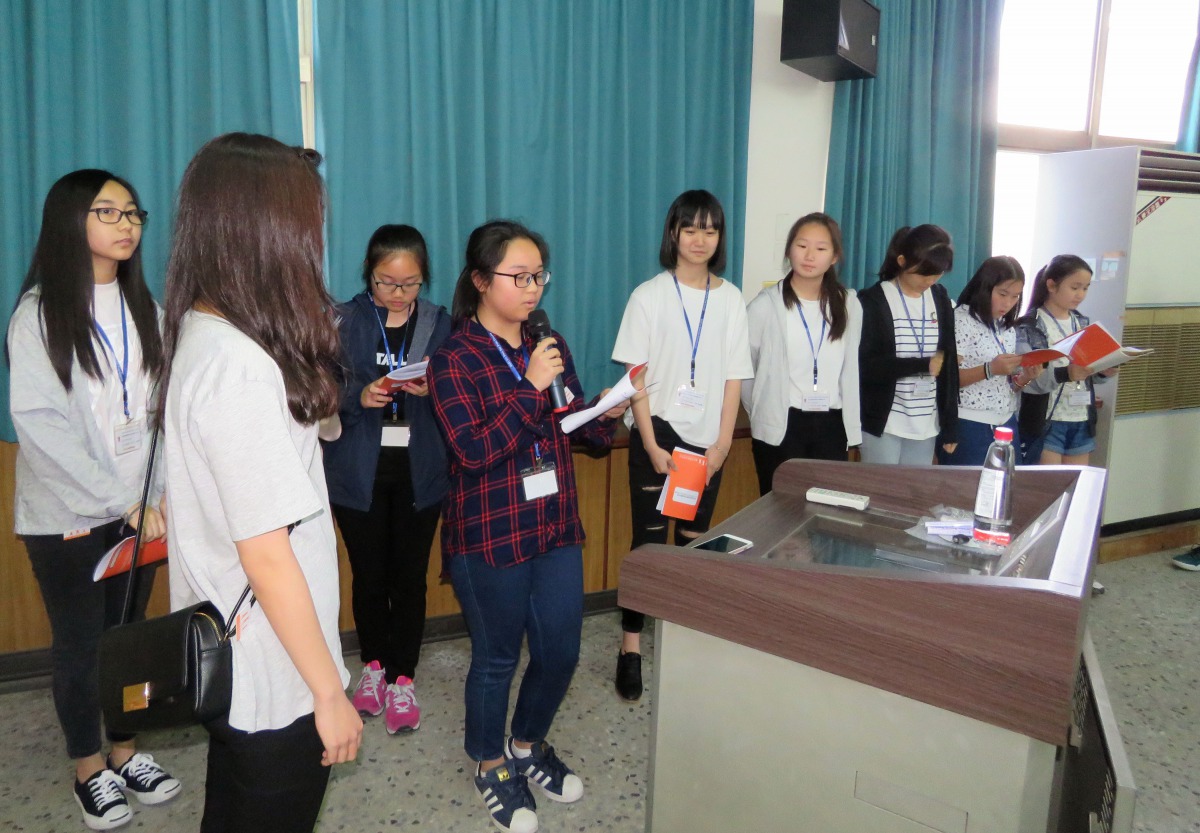 學生發表研習心得。高維奇/攝