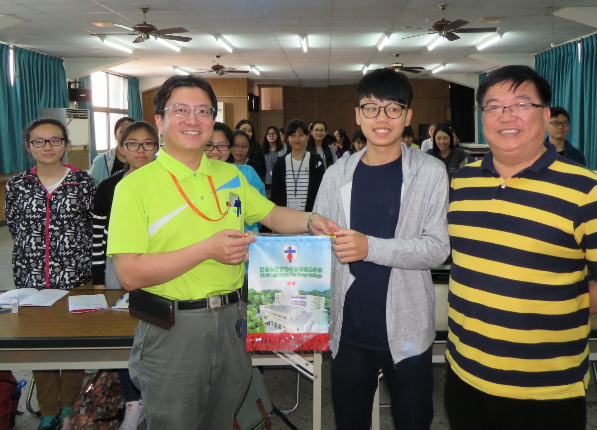 課程結束後由學生代表致贈台南市動保處感謝狀，由動保組周駿男組長(左)代表接受。高維奇/攝