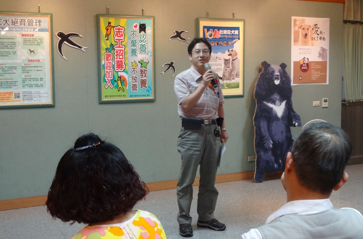 台南市動保處周駿男組長講解宣導海報、摺頁、短片及旗幟相關內容。圖/台南市動保處陳玉婷提供