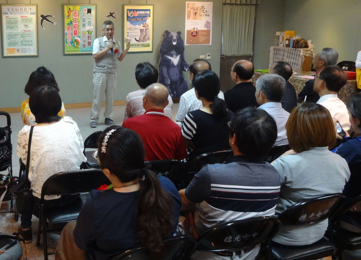 中華民國保護動物協會的黃慶榮秘書長分享民間團體參與動保工作的經驗。圖/台南市動保處陳玉婷提供