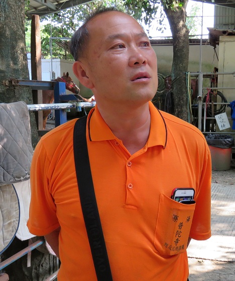 陳玉奇把照顧血清馬視為養馬30年的專業實踐。蕭士塔/攝