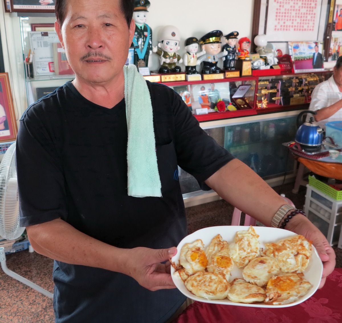 朋友幫忙餵雞，蔡登雲理事長煎荷包蛋待客。高維奇/攝