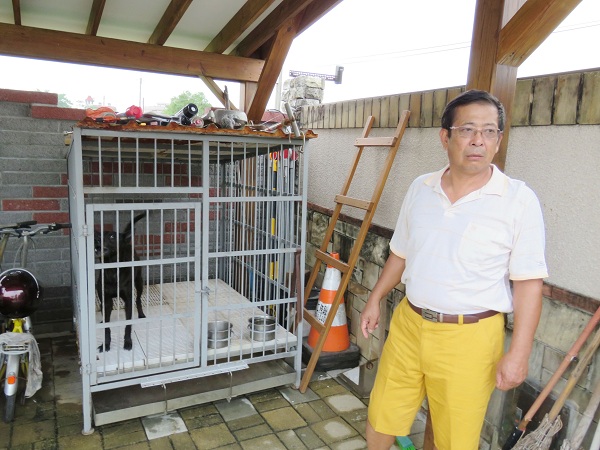 鍾鴻麟認為狗舍的優良與否，對犬隻的健康非常重要，不因養的是米克斯，而讓狗舍打折。  蕭士塔/攝