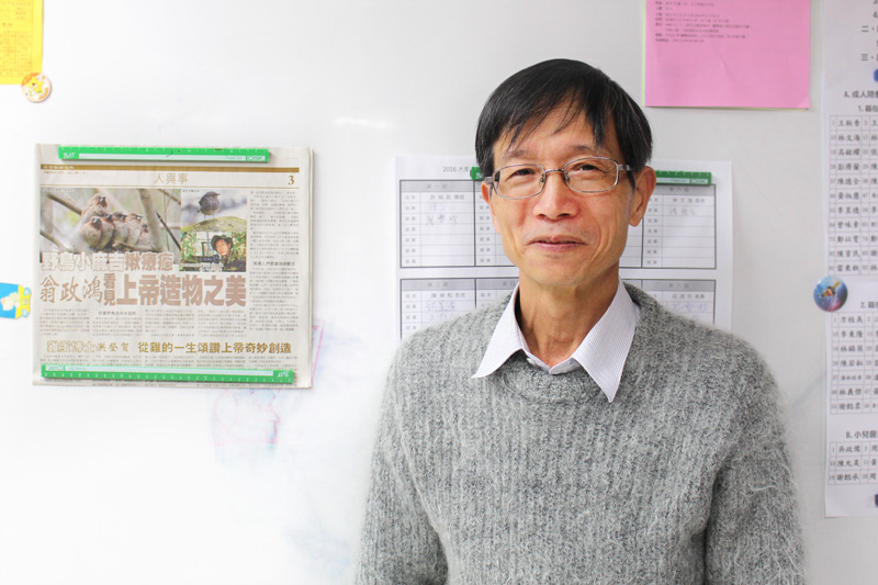 翁政鴻退休後，笑說自己更有時間可以在平日去拍鳥，樂此不疲。　　何宜/攝