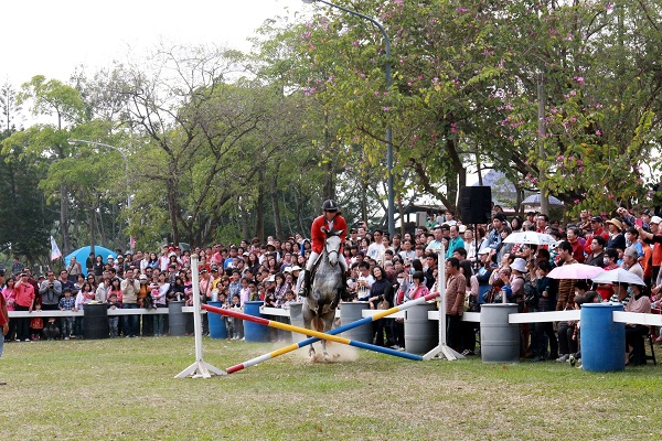 台南市馬術代表隊在高雄市舉辦的104年全運會馬術障礙超越團體賽，勇奪團體賽金牌。蕭士塔/攝