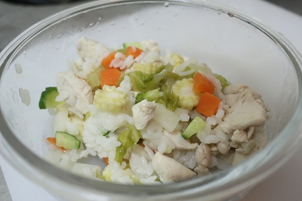 雞胸肉鮮蔬燉飯，無油、不加調味料，是狗狗的健康美味。 吳冠輝/攝