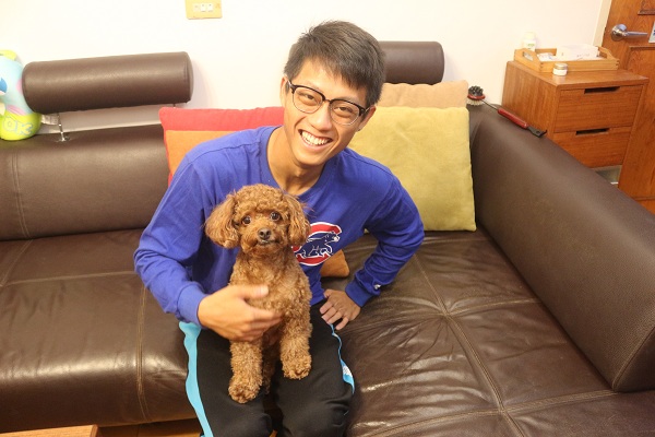 經歷毒飼料風暴的詹子宜，目前成為寵物鮮食達人，造福愛犬樂樂。 吳冠輝/攝