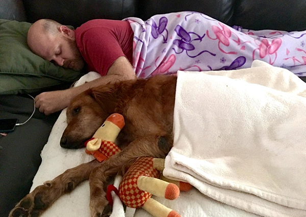 小牛和爸爸的感情非常好,家人竭盡所能幫助牠對抗癌症。 取自thedodo.com