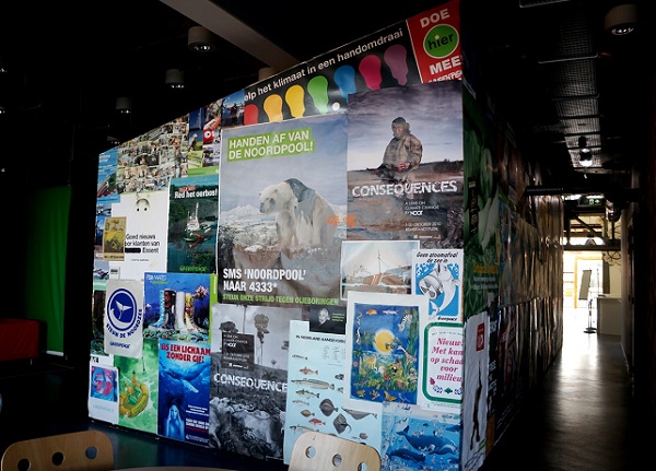 荷蘭綠色和平組織阿姆斯特丹辦公室一隅。之前的文宣海報都成了現成的室內裝潢材料。 碎嘴/攝