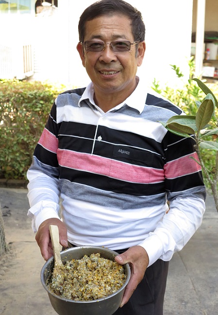 業餘養雞者以米飯、蔬菜、牧草等鮮食，拌飼料餵養，讓食物多元化。蕭士塔/攝