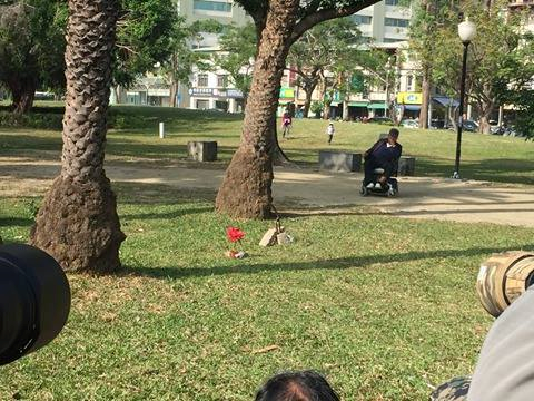 誘拍者精心佈景，並驅離居民與動物進入佈景區域。 瑭芯/攝