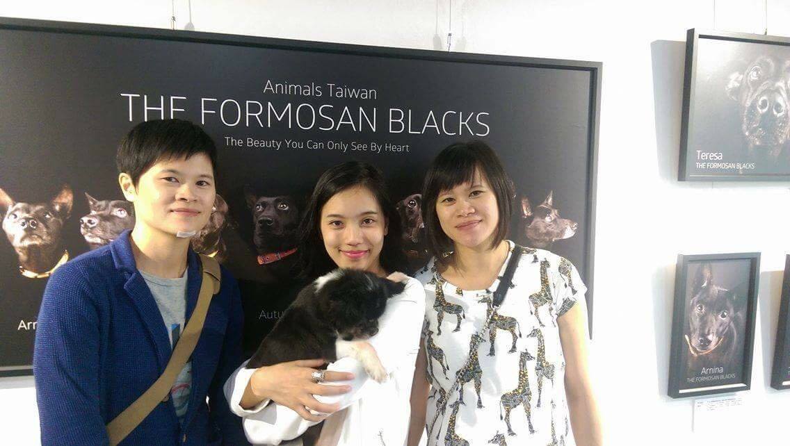 林青宜(左)與妹妹(右)一個設計、一個聯絡製作，是協會商品的幕後推手。　取自PINE NAPAT