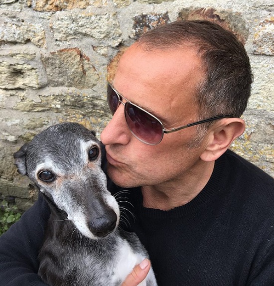 惠比特犬「沃倫」和馬克·伍茲共同生活了18年,情感之深可以想見。 取自Mark Woods臉書