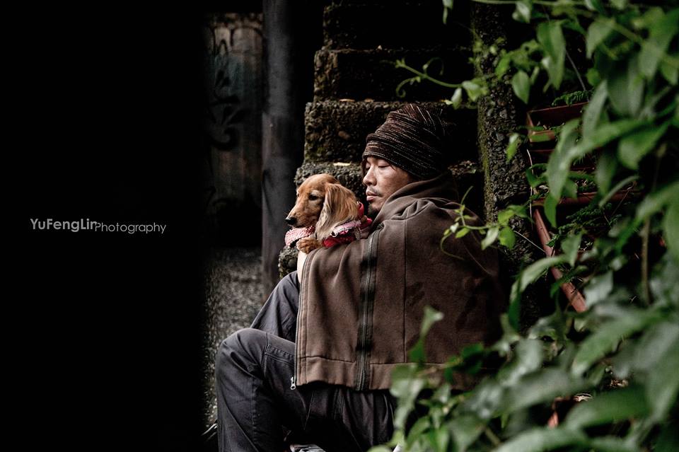 很多人因為一些極其荒唐的理由棄養毛孩，但Aron Huang在萬華看過好幾個即使流浪也對毛孩不離不棄的流浪漢。　取自流浪者拍攝企劃-不離不棄的愛