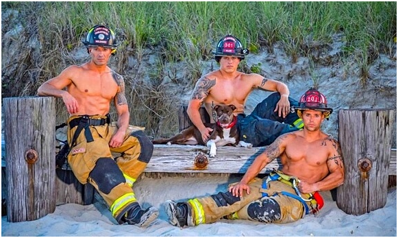 著名的查爾斯頓的消防員(Charleston firefighters)也邀凱特琳一起製作2016和2017年的月曆。  取自LIFE WITH DOG