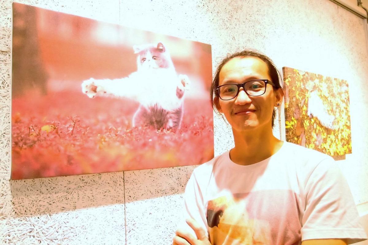 曾經身上三個傷口就有一個是被貓咬的寵物攝影師劉智豪。李佳殷／攝