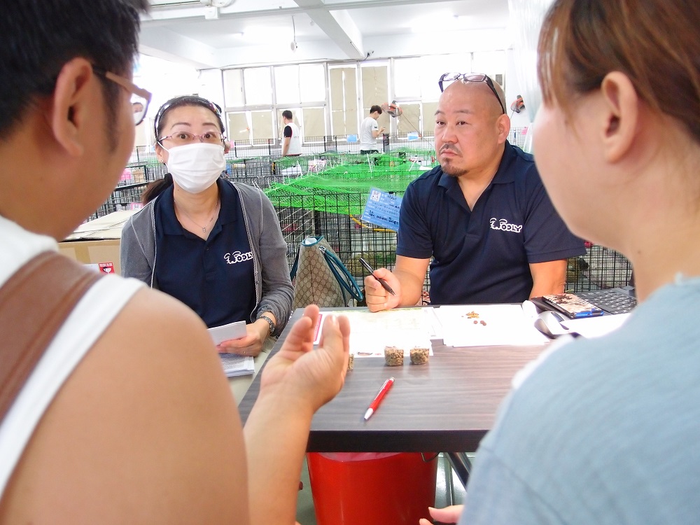 小澤邦世社長聆聽飼主告知家兔的飼養情形。 李佳殷/攝
