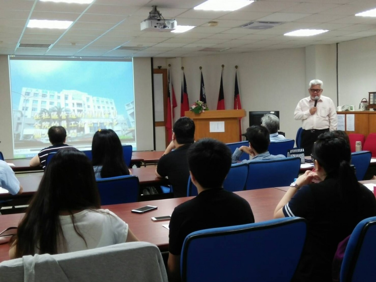 北市聯合醫院總院長黃勝堅在安寧照護講座中，播放以往服務病人時留下的珍貴影像和照片。　台北市動保處/提供