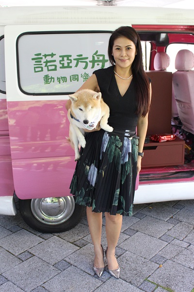 民間團體「諾亞方舟動物同樂會」，專門協助送養老病傷殘的毛小孩，替牠們找到溫暖的避風港，圖為創辦人戈家黎。　資料照(李娉婷/攝)