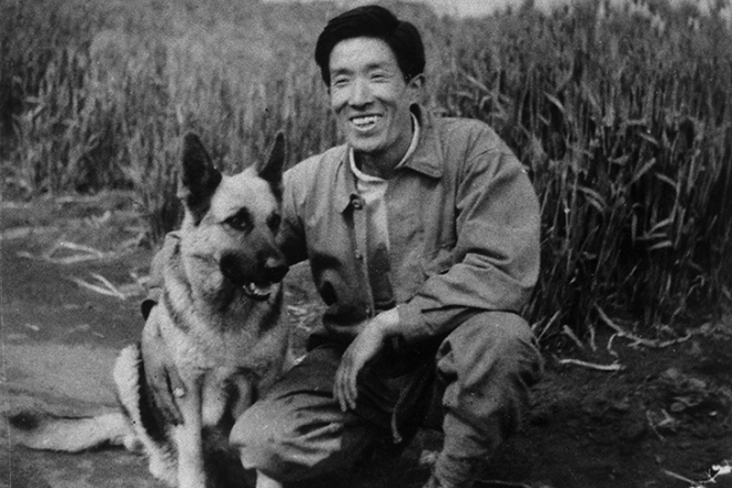 鹽屋賢一與愛犬阿斯特。 取自眼伴後援會