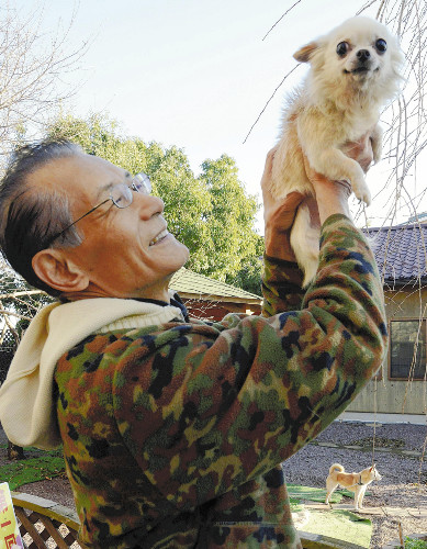 清水章吾抱著飼養的第1隻吉娃娃，名字也叫小空。 取自《讀賣新聞》