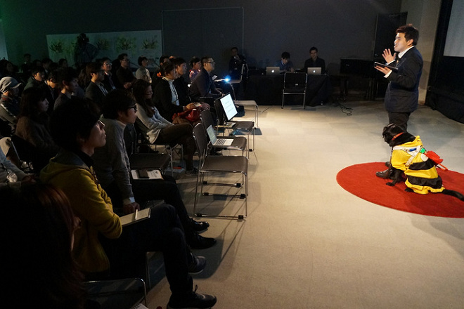 穗刈除了擔任障礙學生的就職諮詢，也參與各種導盲犬的宣導活動。 取自TEDxTsukuba