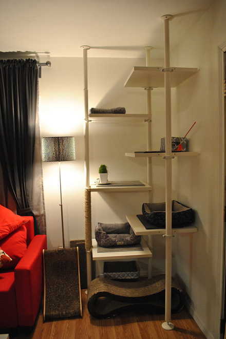 IKEA Stolmen開放式衣櫃改造的貓樹。 取自Ikeahackers