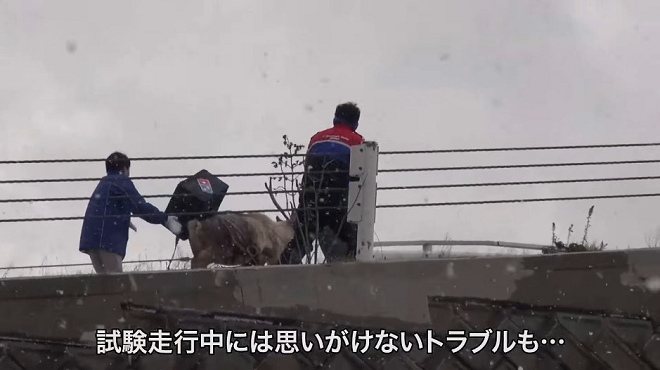 外送保溫箱從行進中的馴鹿背上翻落。 翻攝自YouTube