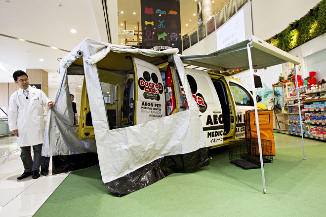 行動醫療車配置天幕，不但擴大了診療空間，也讓醫療人員不必在烈日下作業。 取自WEB CARTOP