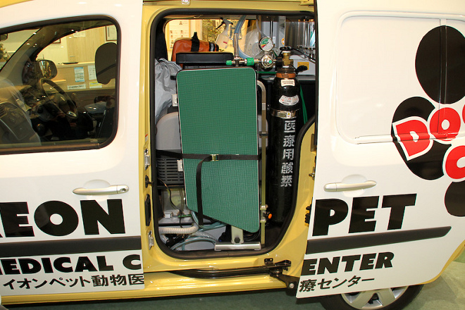 行動醫療車內共裝載超過200公斤的醫療器材。 取自Impress Watch