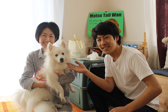 長塚社長、松本寄宿媽媽和住宿的銀狐犬。松本希望狗狗就像到「親戚阿姨家」一般自在。 取自Wakuiro
