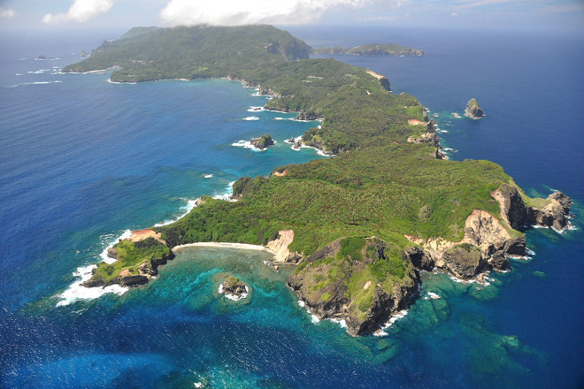 小笠原群島目前僅父島和母島有人居住，圖為母島最南端的南崎。 取自環境省小笠原自然情報中心