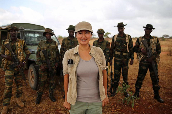 瀧田明日香與「馬拉保護協會」的護林員。 取自女獸醫在非洲臉書