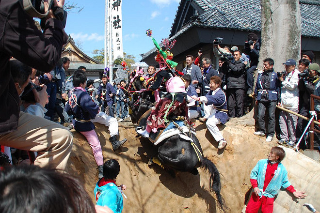 「上馬」原是將好馬獻給神明之意，後來才演變成驅馬躍牆的形式。 取自北伊勢廣域觀光推進協議會事務局
