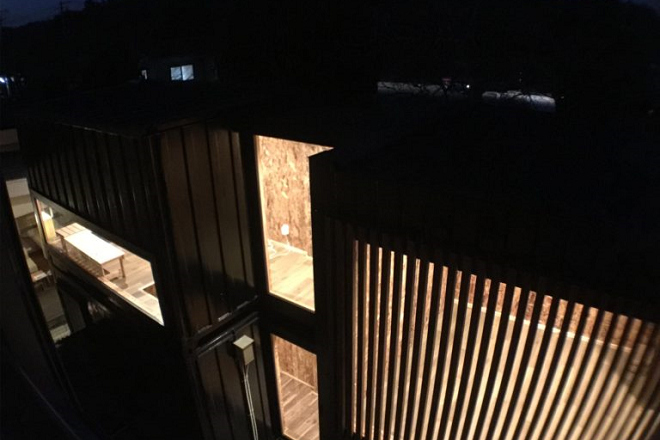 2樓後方的貨櫃外牆採柵欄結構,讓貓咪感受自然微風:冬天則會關閉柵欄,避免貓咪緊迫。 取自手島旅館