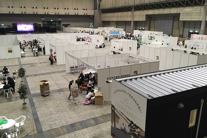 日本史上最大規模的犬貓送養會——不來梅公園。猶如寵物用品展一般舒適、寬敞的室內空間，但這裡沒有販售犬貓。 取自公明黨中村理香子部落格