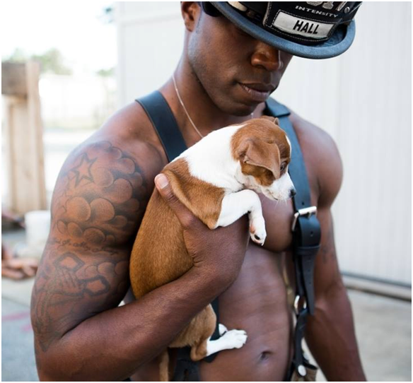 媒體在分析消防員月曆的成功原因時，常指稱半裸的性感消防員，配上可愛的小狗，是讓人無法招架的。取自charlestonfirefightercalendar.com