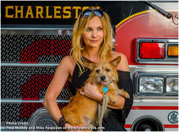 消防員月曆的幕後推手，卡羅琳熟知大眾傳播技巧，本身也是攝影師。取自charlestonfirefightercalendar.com